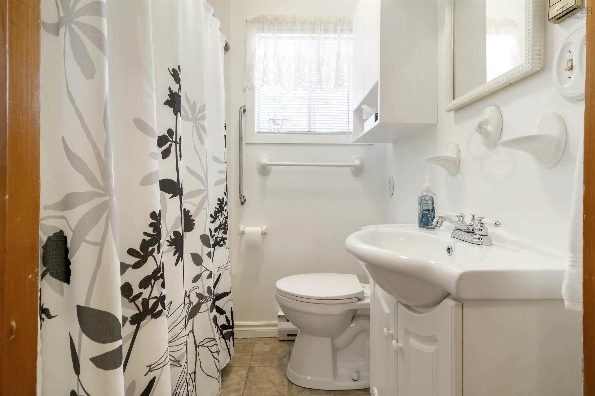 198 Spruce Drive, Barss Corner, NS - Indoor Photo Showing Bathroom