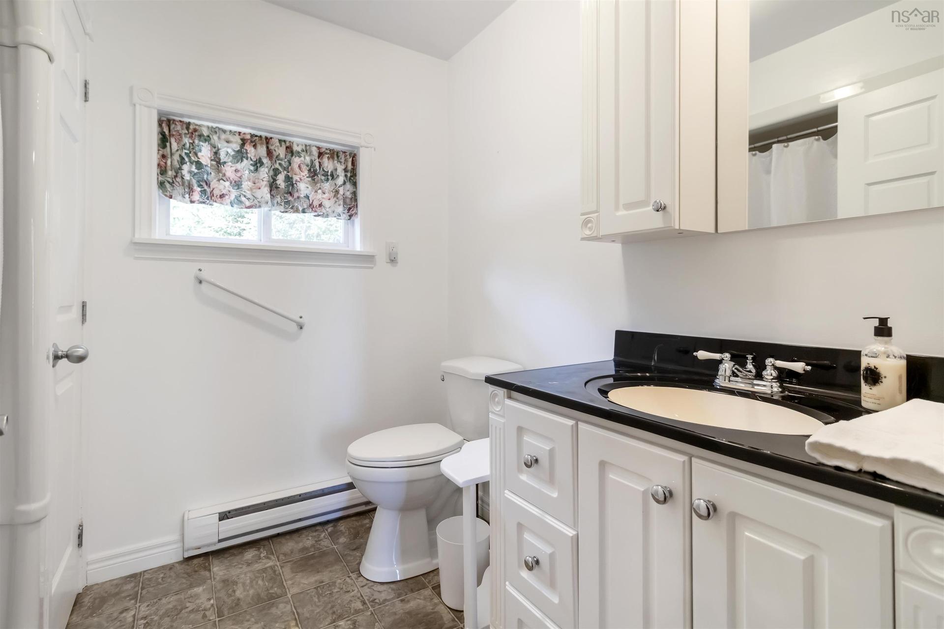 198 Spruce Drive, Barss Corner, NS - Indoor Photo Showing Bathroom
