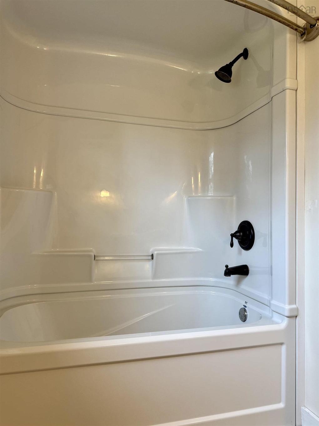 5 Elmwood Drive, Amherst, NS - Indoor Photo Showing Bathroom