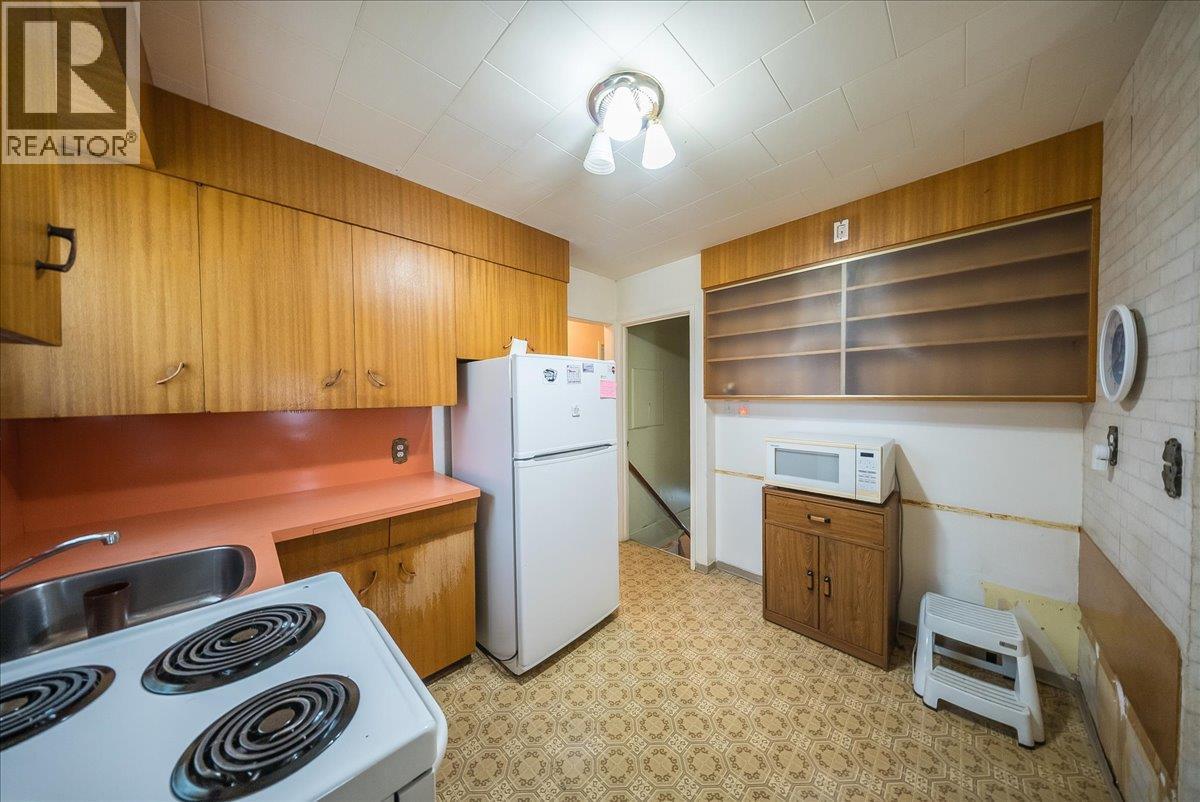 306 Sylvia Crescent, Trail, BC - Indoor Photo Showing Kitchen