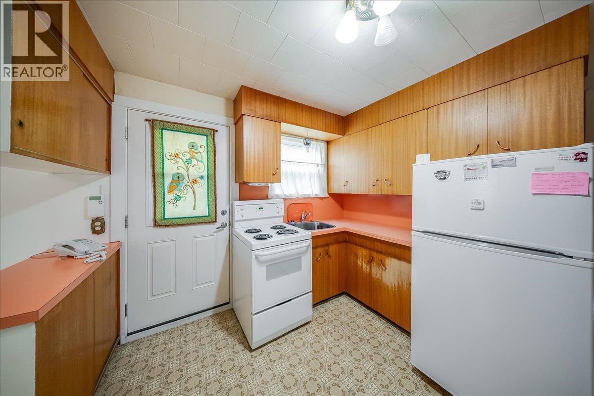 306 Sylvia Crescent, Trail, BC - Indoor Photo Showing Kitchen