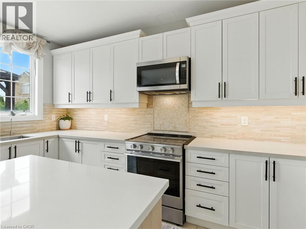 200 Giddings Crescent, Milton, ON - Indoor Photo Showing Kitchen With Upgraded Kitchen