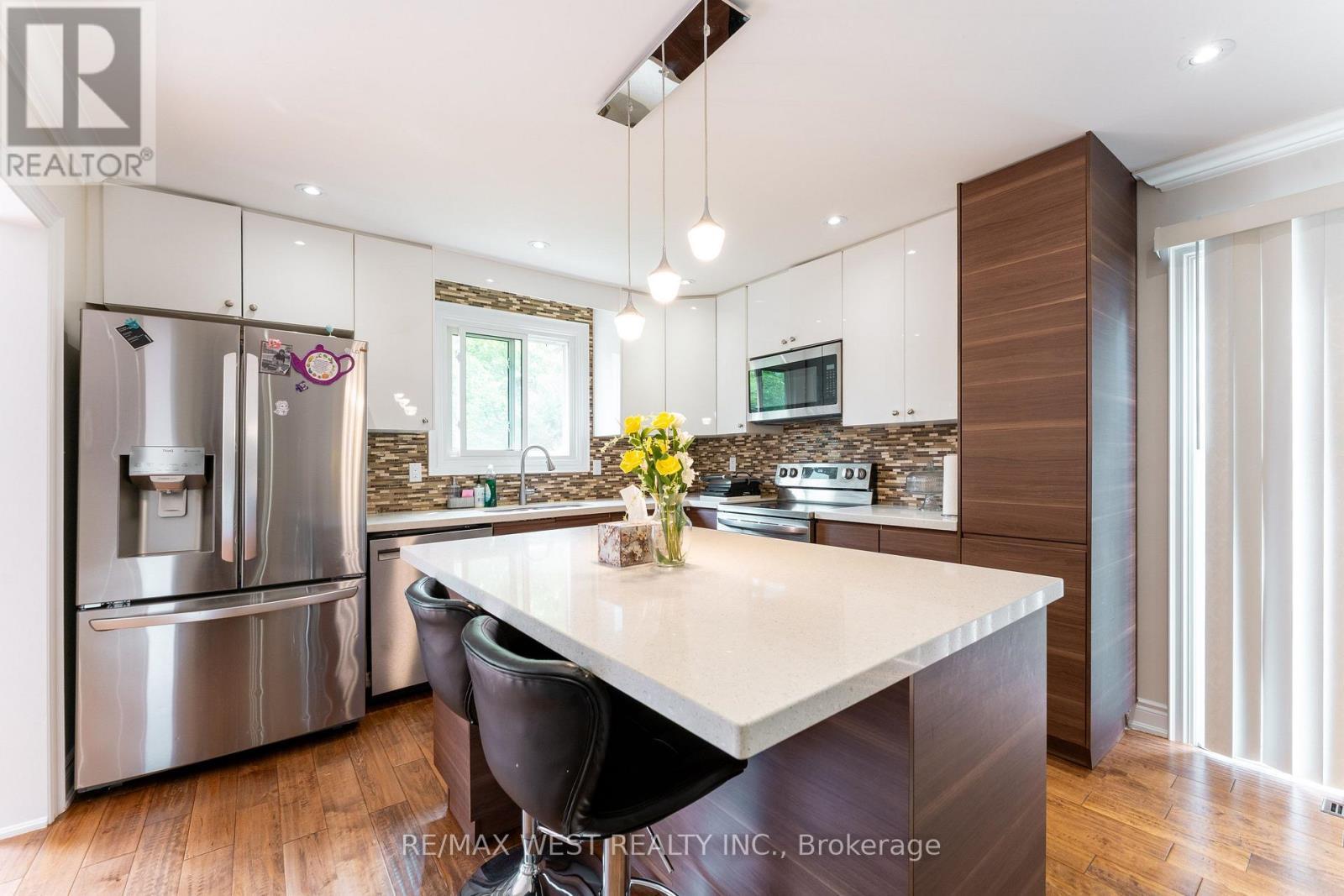 3098 Driftwood Drive, Burlington, ON - Indoor Photo Showing Kitchen With Upgraded Kitchen