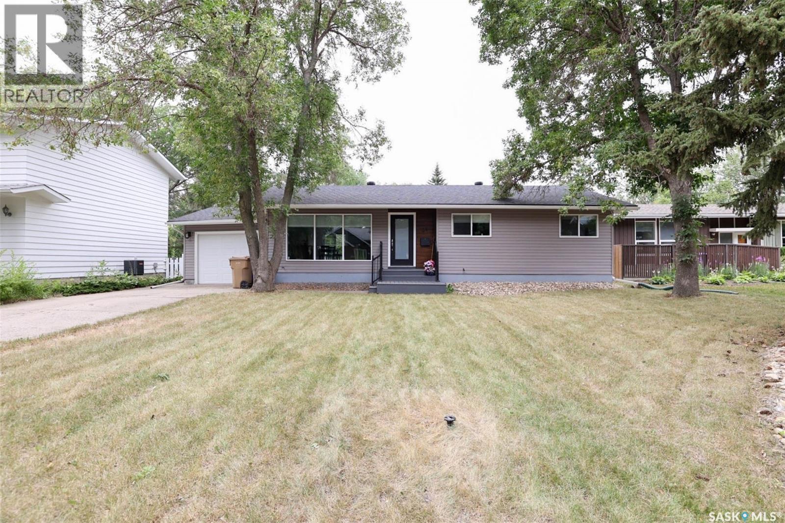 34 Elmwood Place, Regina, SK - Outdoor