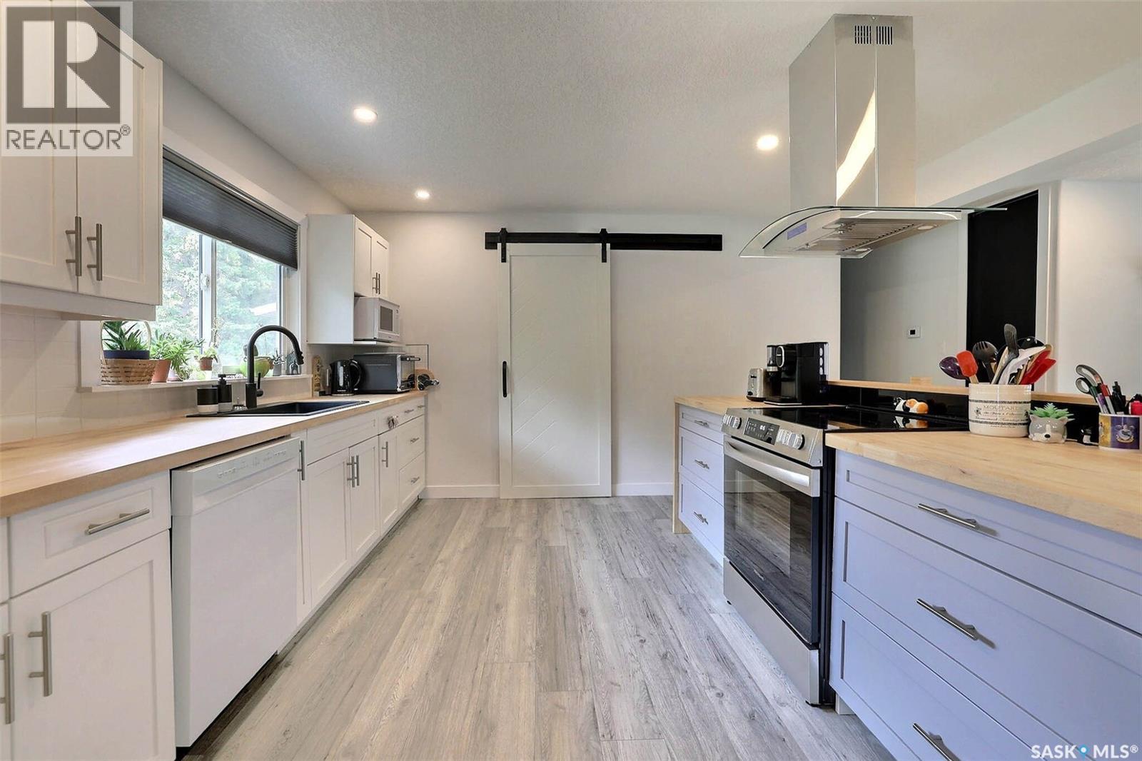 34 Elmwood Place, Regina, SK - Indoor Photo Showing Kitchen
