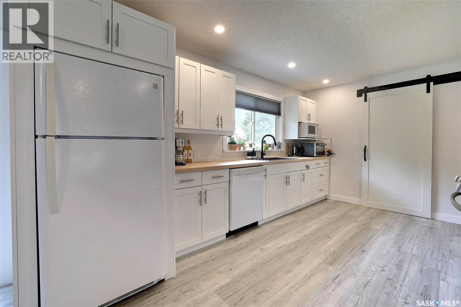 34 Elmwood Place, Regina, SK - Indoor Photo Showing Kitchen