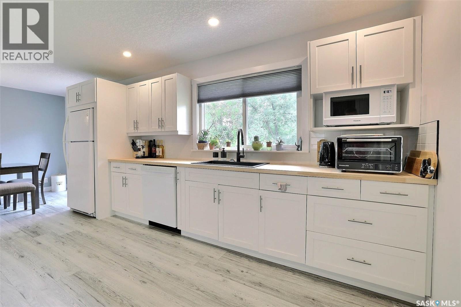 34 Elmwood Place, Regina, SK - Indoor Photo Showing Kitchen