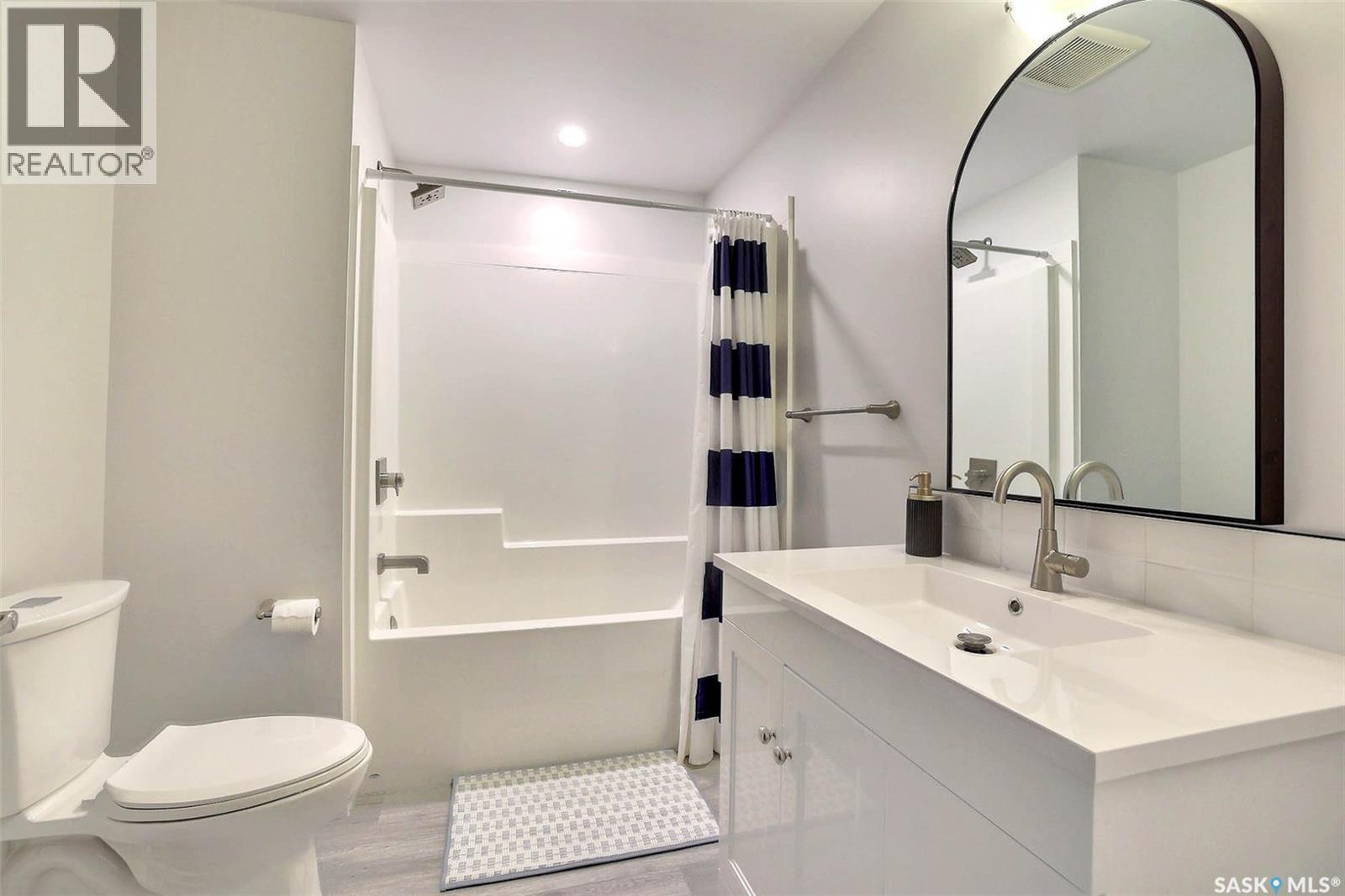 34 Elmwood Place, Regina, SK - Indoor Photo Showing Bathroom