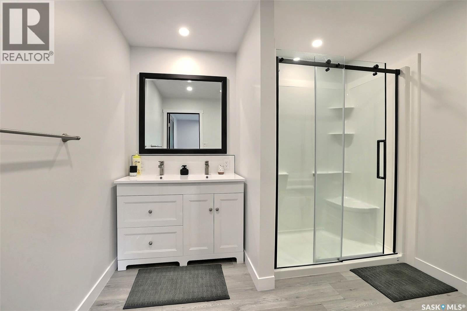 34 Elmwood Place, Regina, SK - Indoor Photo Showing Bathroom