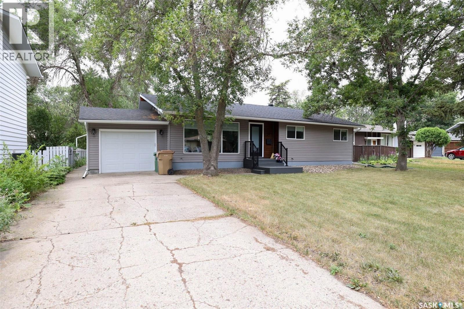 34 Elmwood Place, Regina, SK - Outdoor