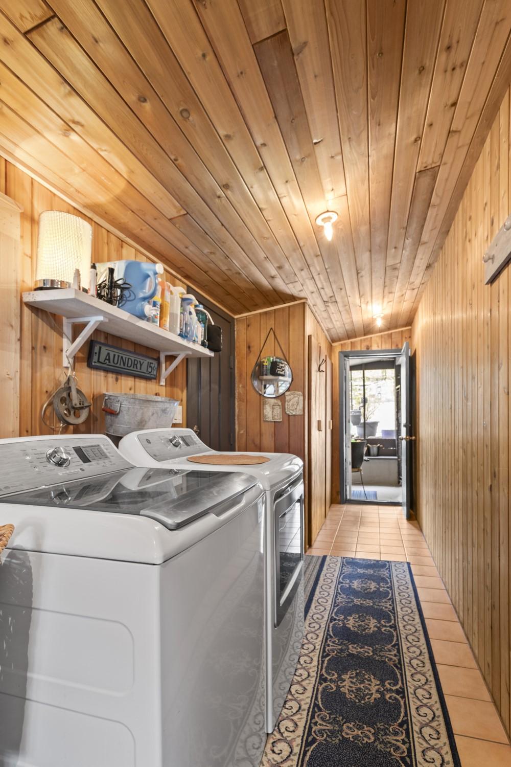 711 Ibbitson Street, Creston, BC - Indoor Photo Showing Laundry Room