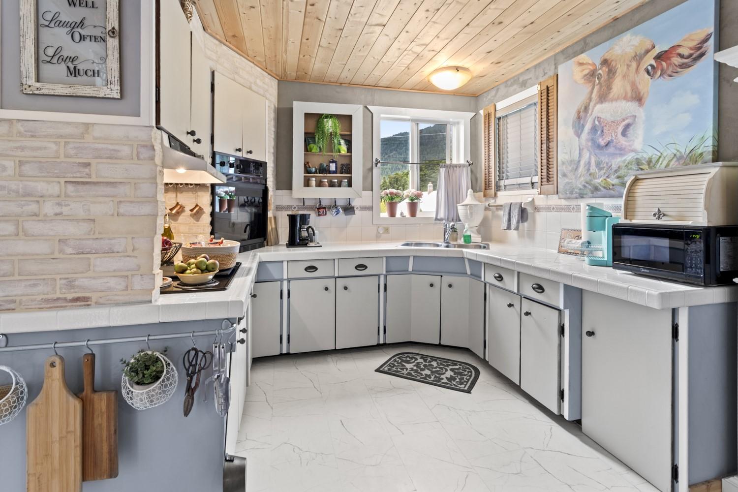 711 Ibbitson Street, Creston, BC - Indoor Photo Showing Kitchen