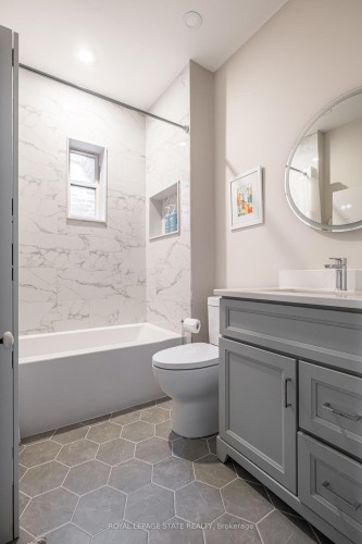 151 Markland Street, Hamilton, ON - Indoor Photo Showing Bathroom
