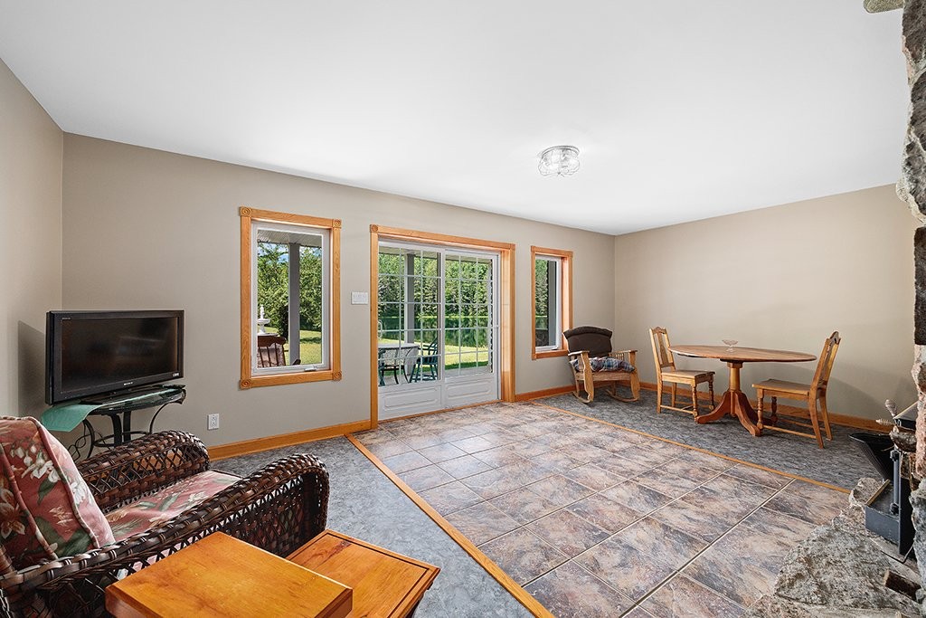 Living Room - 41 Ch. Maccreadie, Otter Lake, QC - Indoor Photo Showing Living Room