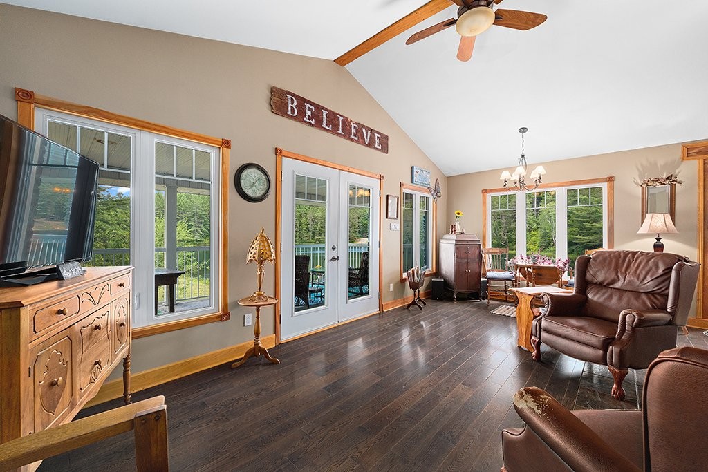 Family Room - 41 Ch. Maccreadie, Otter Lake, QC - Indoor Photo Showing Living Room