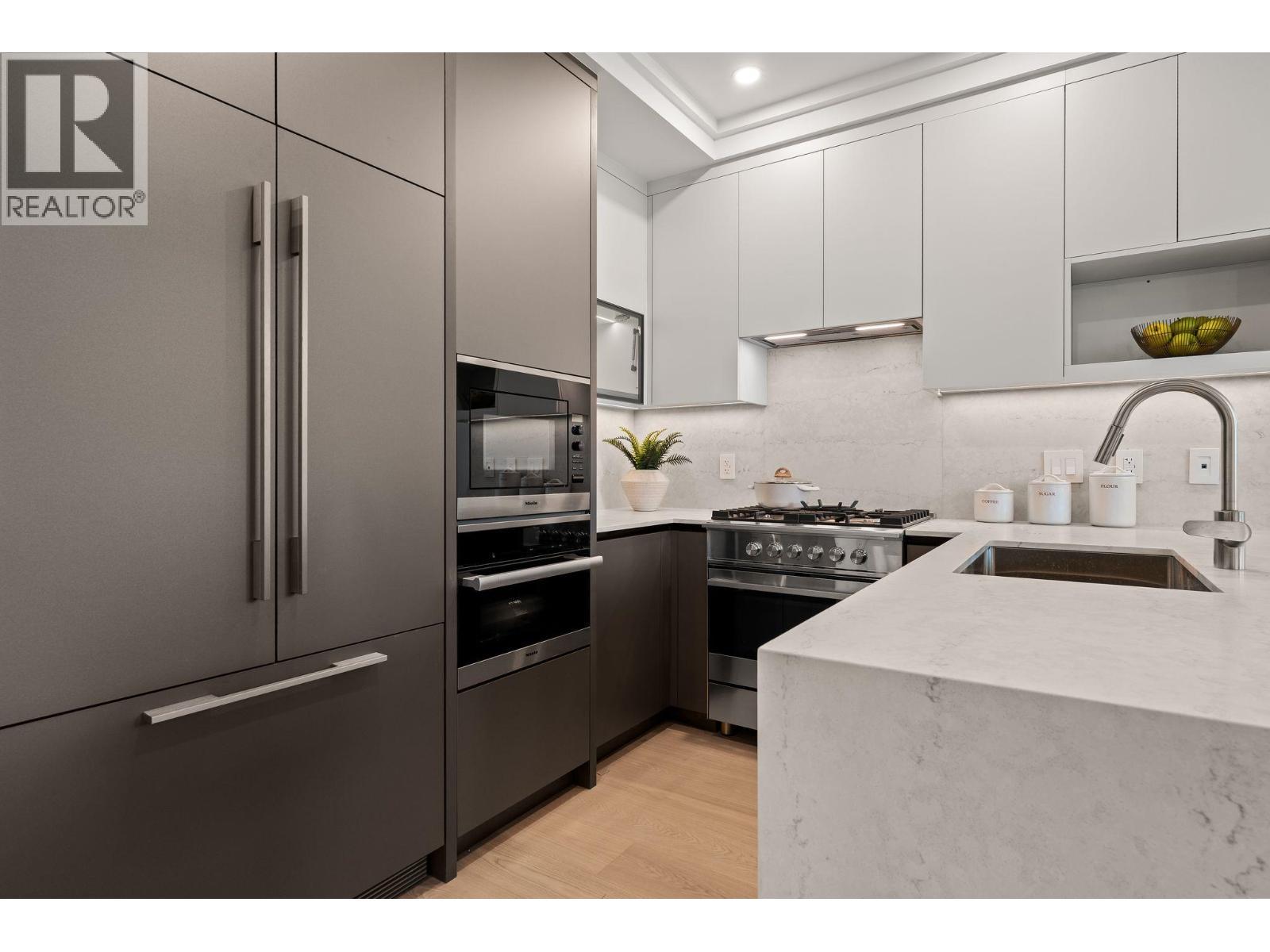 4 1491 Devonshire Crescent, Vancouver, BC - Indoor Photo Showing Kitchen With Upgraded Kitchen