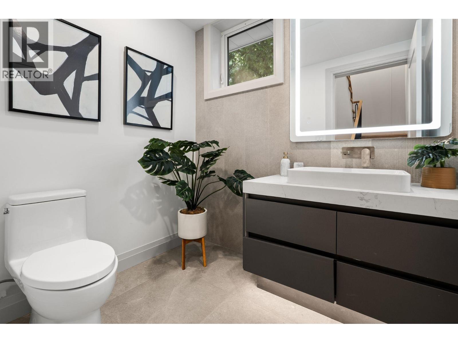4 1491 Devonshire Crescent, Vancouver, BC - Indoor Photo Showing Bathroom