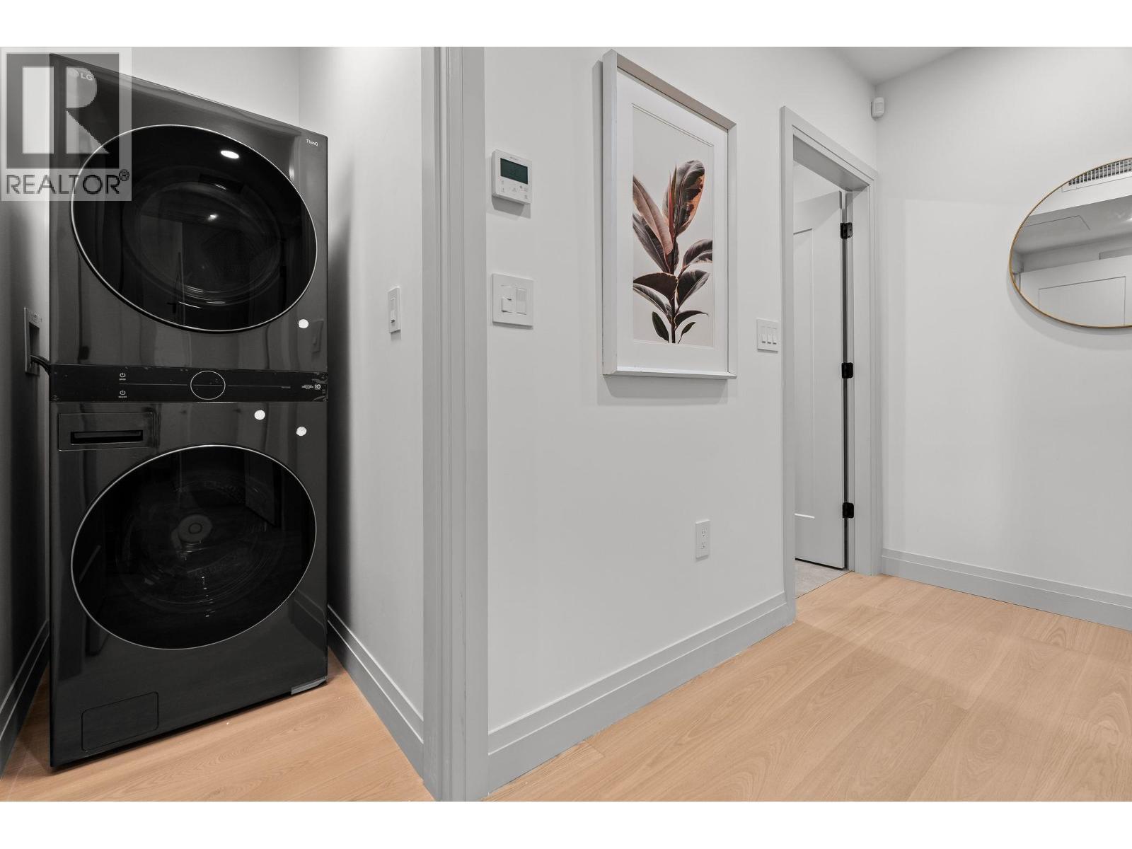 4 1491 Devonshire Crescent, Vancouver, BC - Indoor Photo Showing Laundry Room