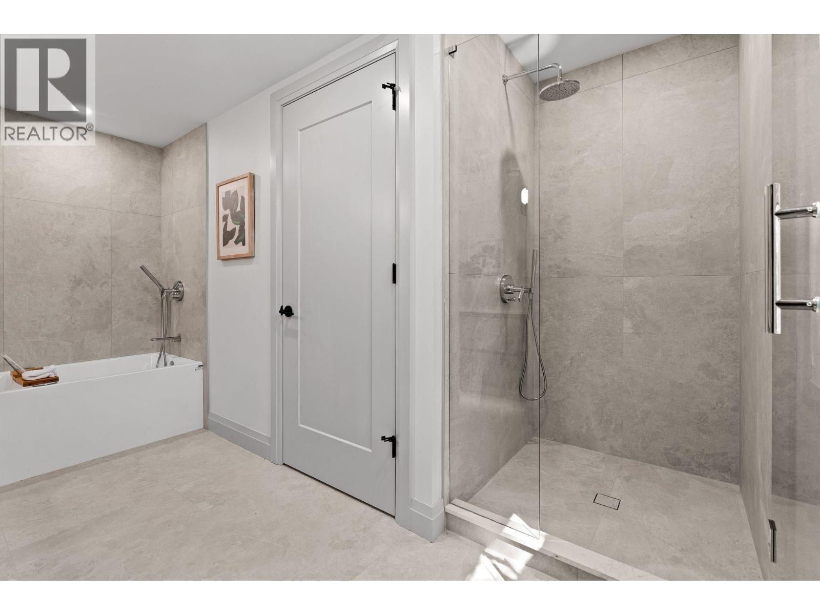 4 1491 Devonshire Crescent, Vancouver, BC - Indoor Photo Showing Bathroom