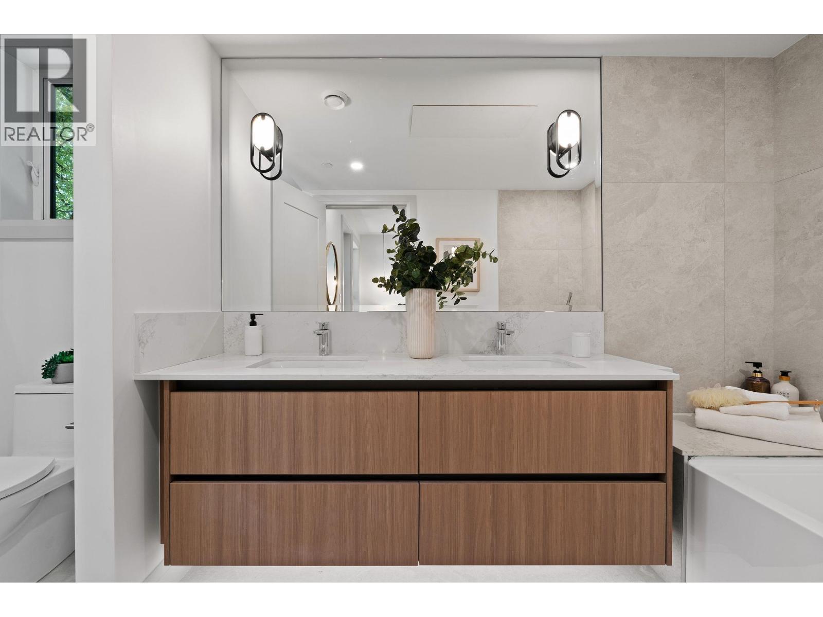 4 1491 Devonshire Crescent, Vancouver, BC - Indoor Photo Showing Bathroom