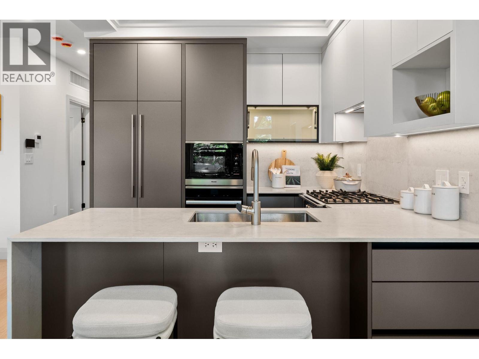 4 1491 Devonshire Crescent, Vancouver, BC - Indoor Photo Showing Kitchen With Upgraded Kitchen