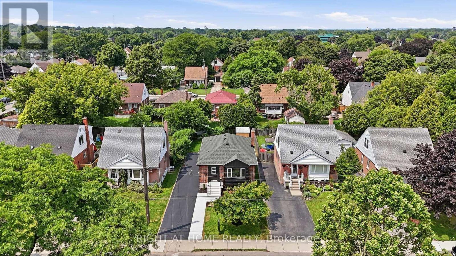 156 E 36Th Street, Hamilton, ON - Outdoor