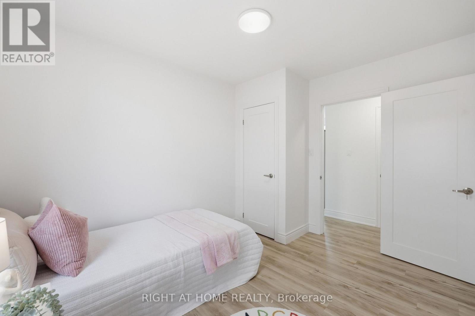 156 E 36Th Street, Hamilton, ON - Indoor Photo Showing Bedroom