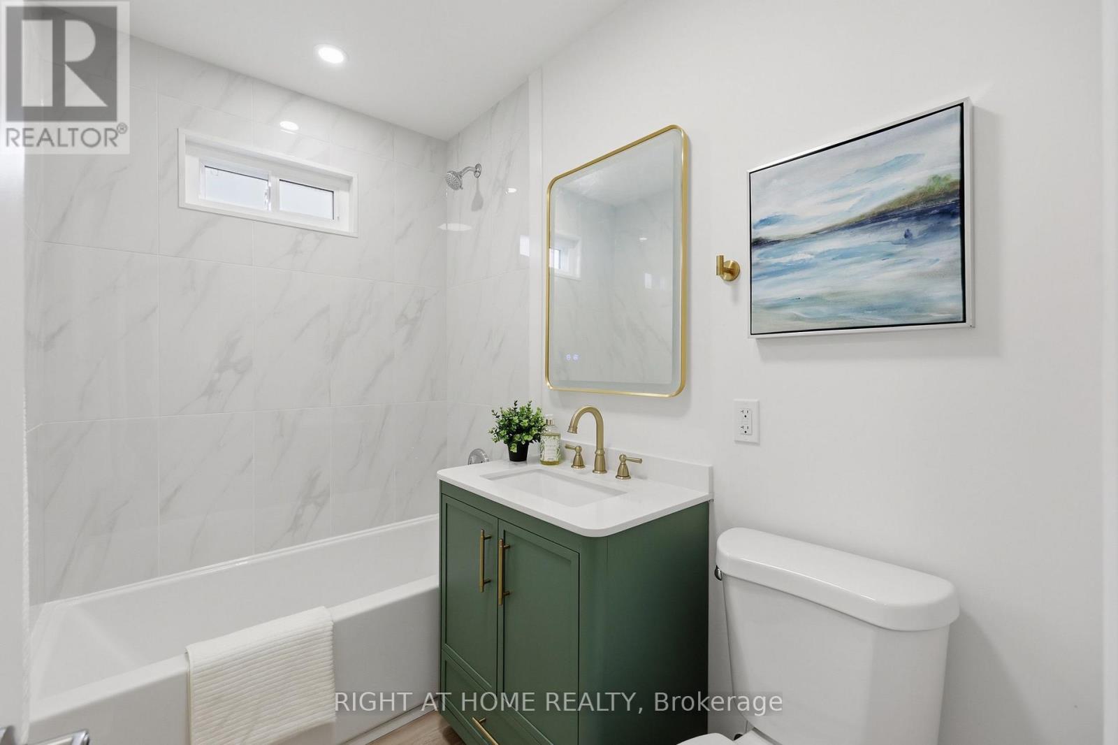 156 E 36Th Street, Hamilton, ON - Indoor Photo Showing Bathroom