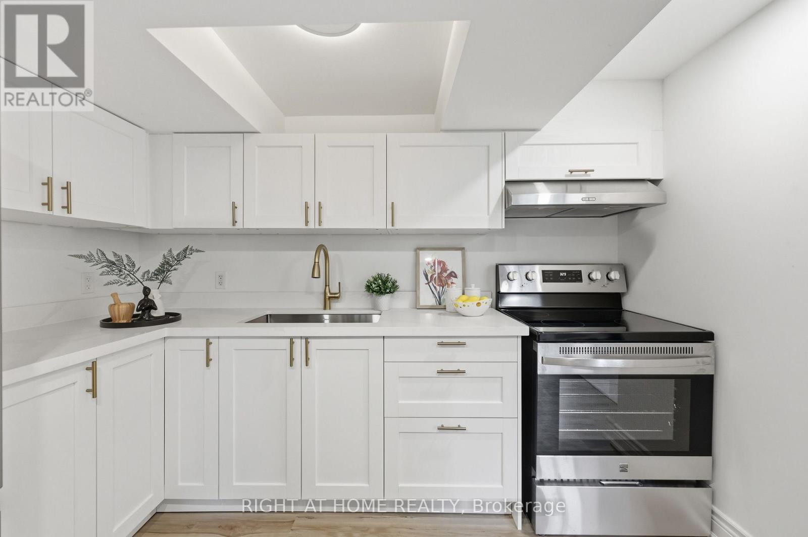156 E 36Th Street, Hamilton, ON - Indoor Photo Showing Kitchen