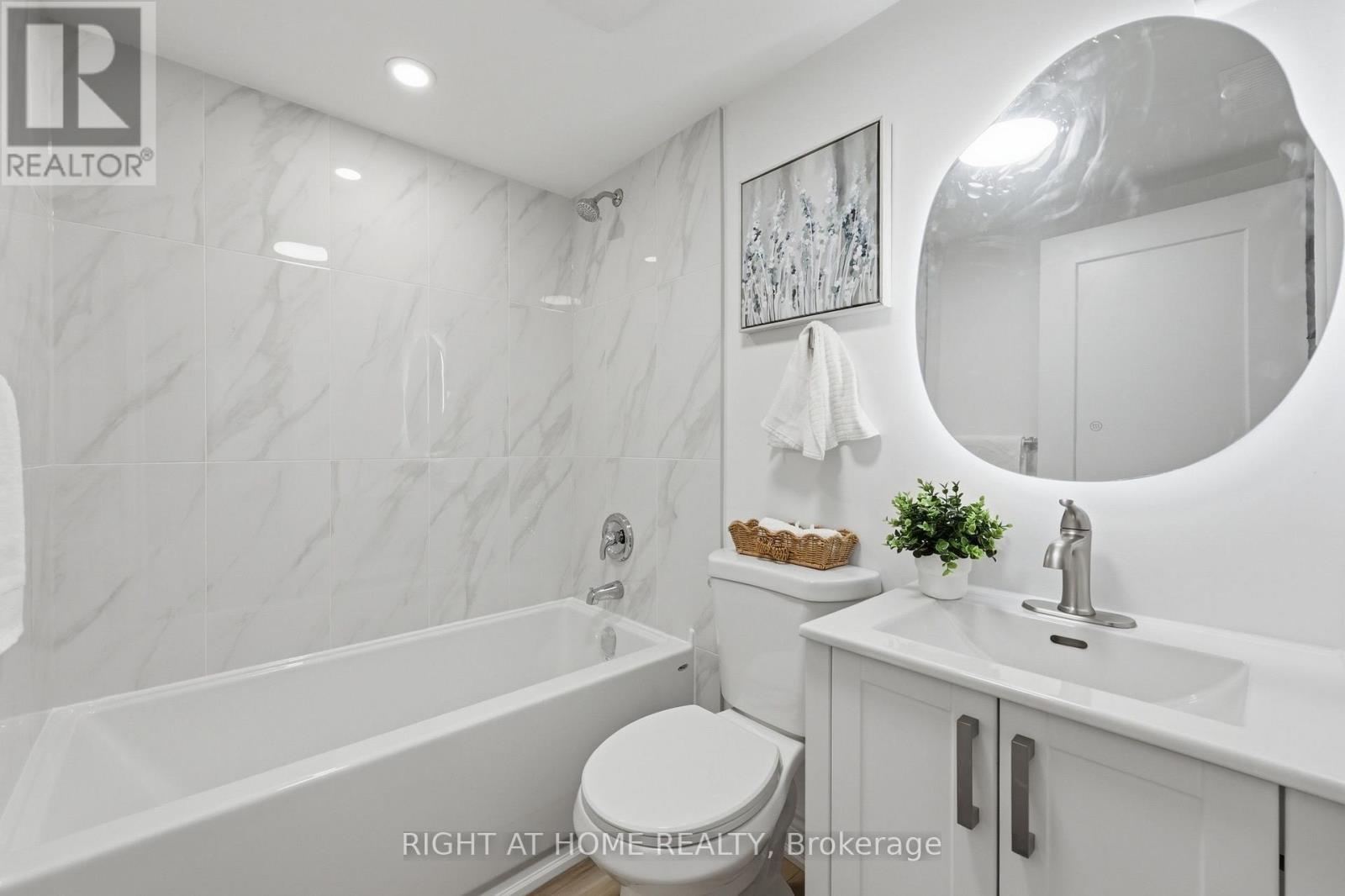156 E 36Th Street, Hamilton, ON - Indoor Photo Showing Bathroom