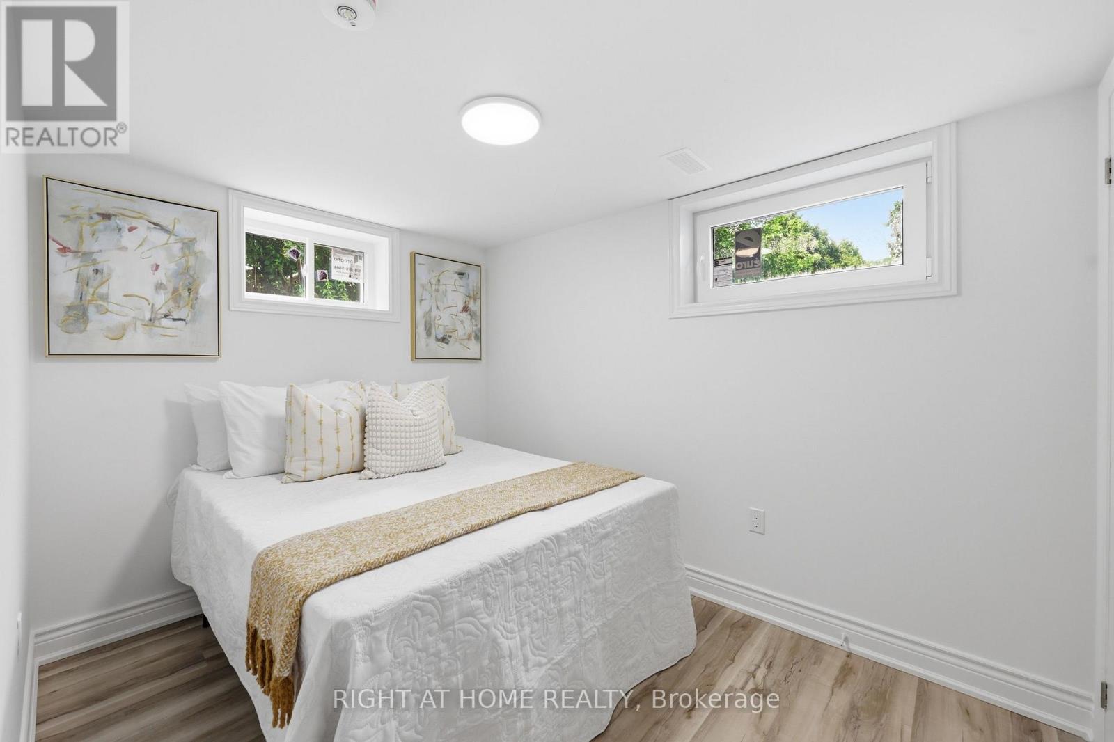 156 E 36Th Street, Hamilton, ON - Indoor Photo Showing Bedroom