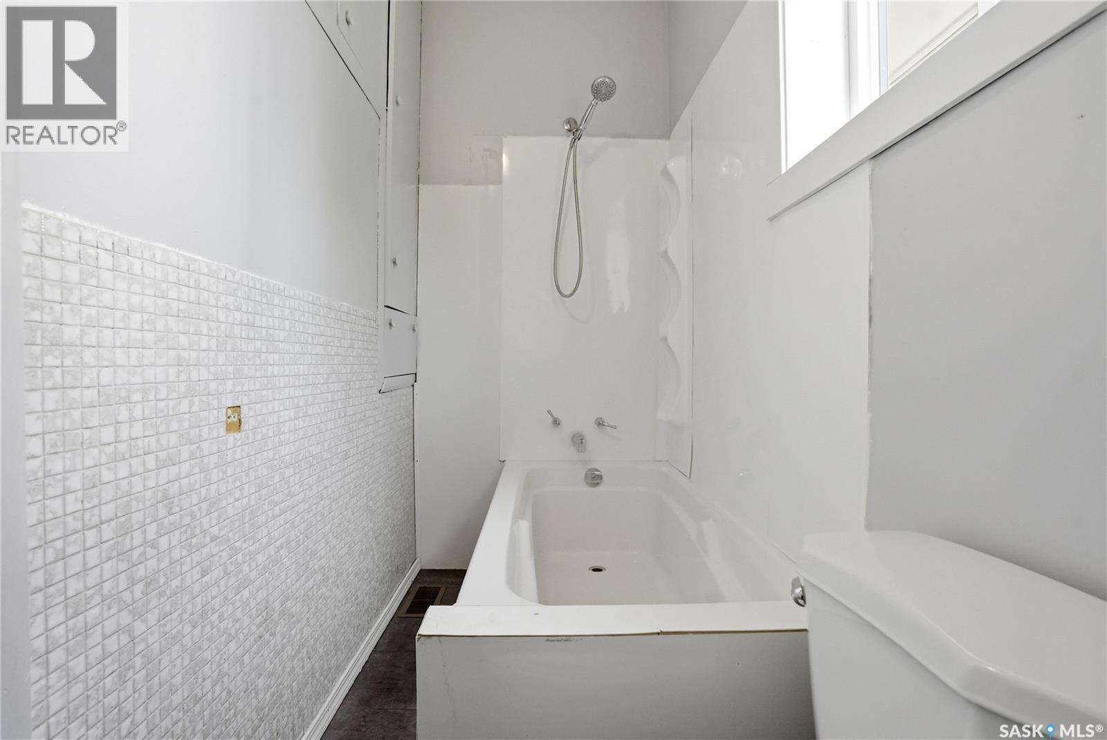 103A Norman Avenue, Aberdeen, SK - Indoor Photo Showing Bathroom