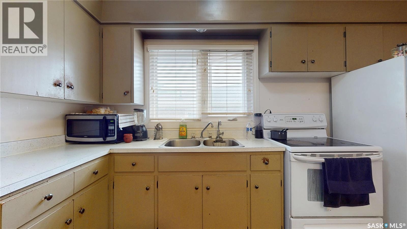 1208 Bond Street, Regina, SK - Indoor Photo Showing Kitchen With Double Sink