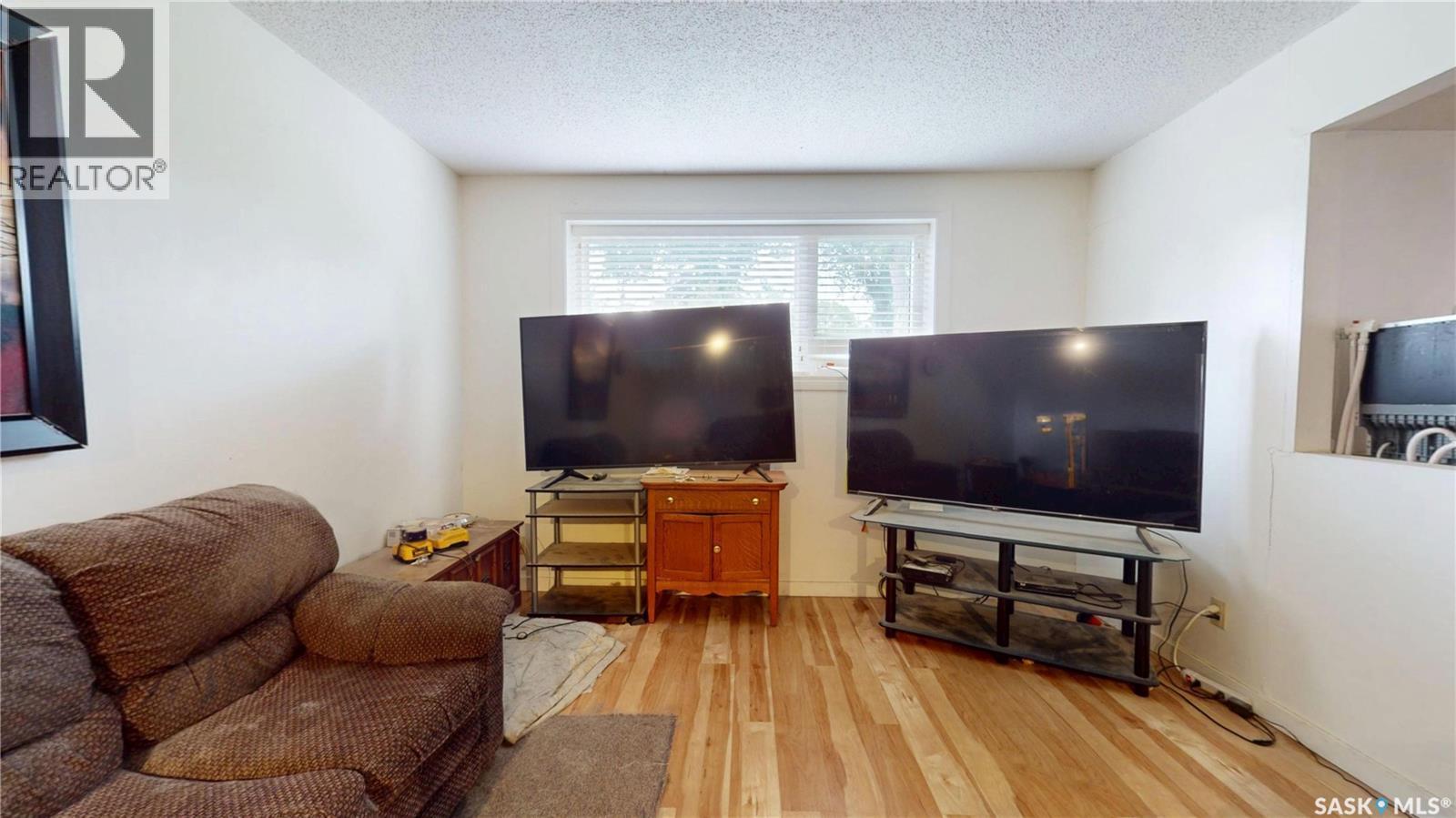 1208 Bond Street, Regina, SK - Indoor Photo Showing Living Room