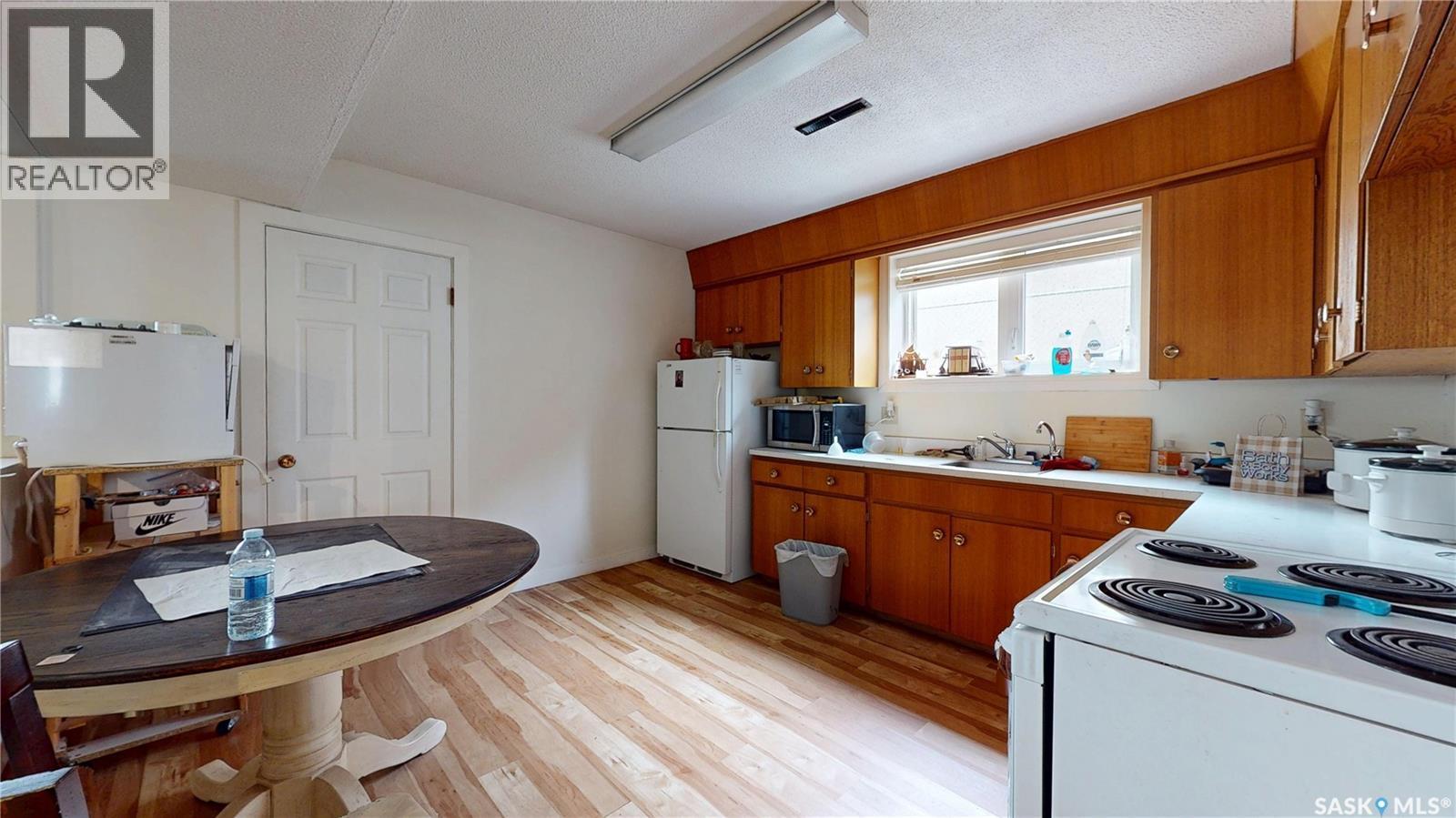 1208 Bond Street, Regina, SK - Indoor Photo Showing Kitchen