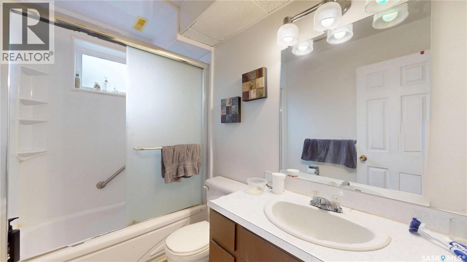 1208 Bond Street, Regina, SK - Indoor Photo Showing Bathroom