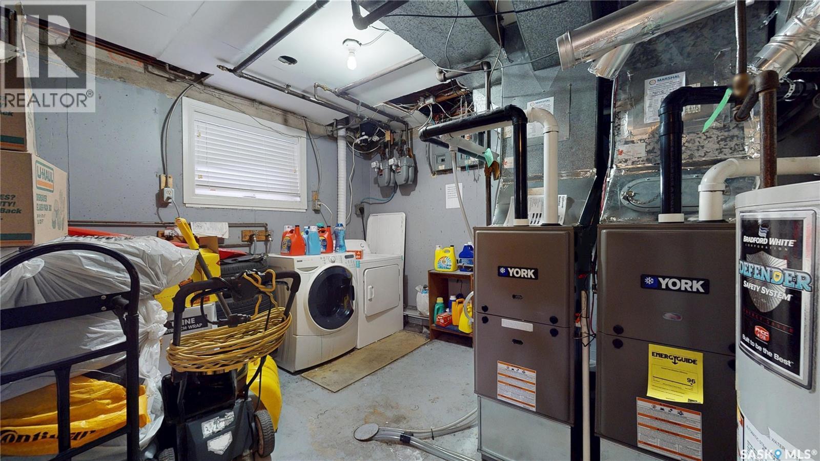 1208 Bond Street, Regina, SK - Indoor Photo Showing Laundry Room