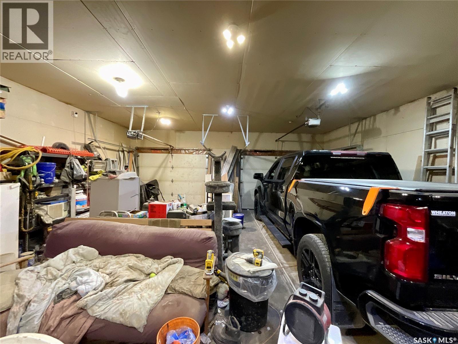 1208 Bond Street, Regina, SK - Indoor Photo Showing Garage