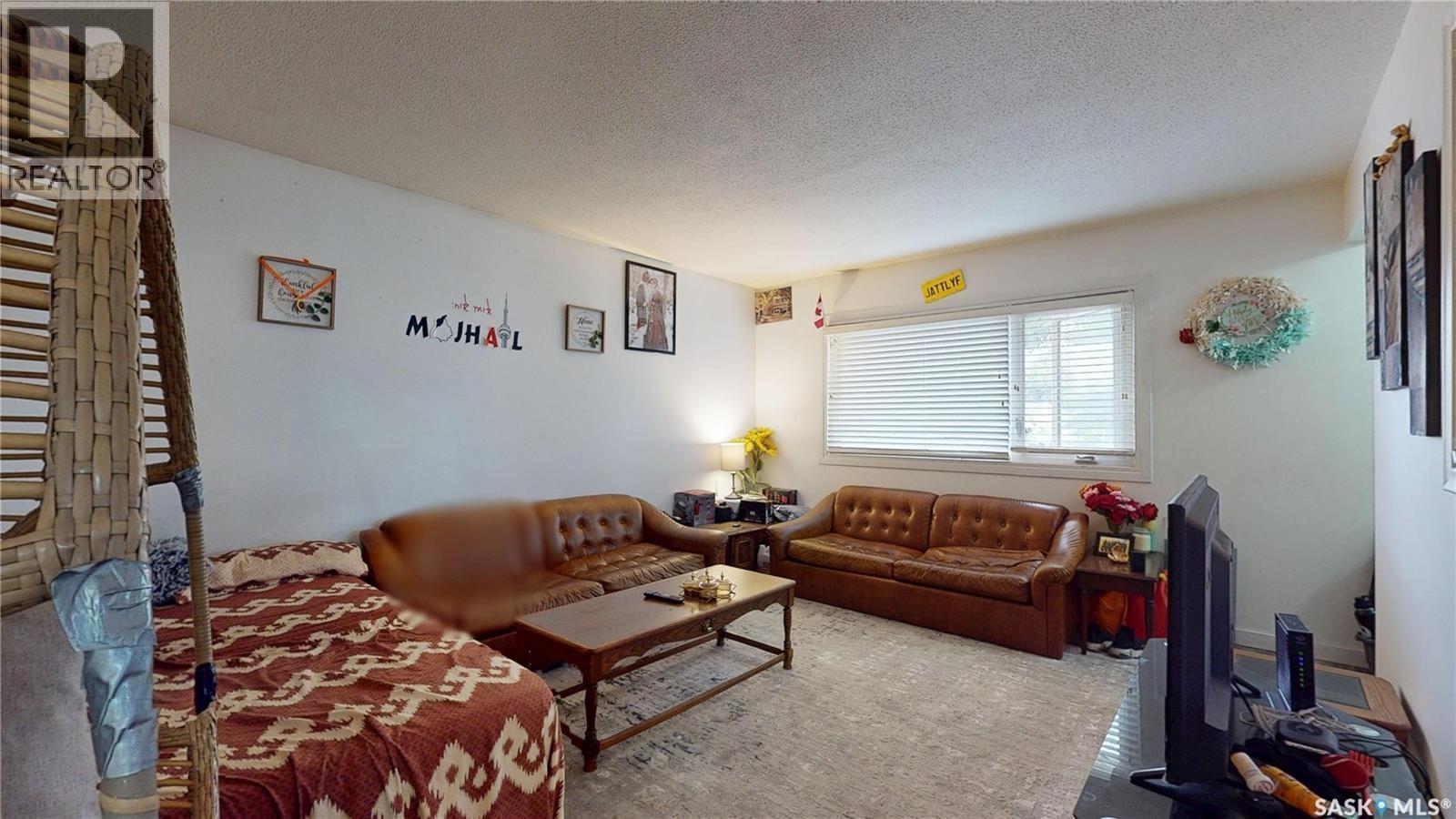 1208 Bond Street, Regina, SK - Indoor Photo Showing Living Room