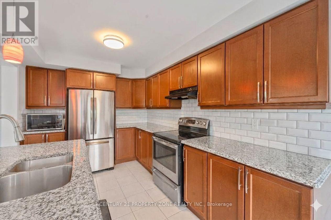 27 Midhope Way, Brampton, ON - Indoor Photo Showing Kitchen With Double Sink