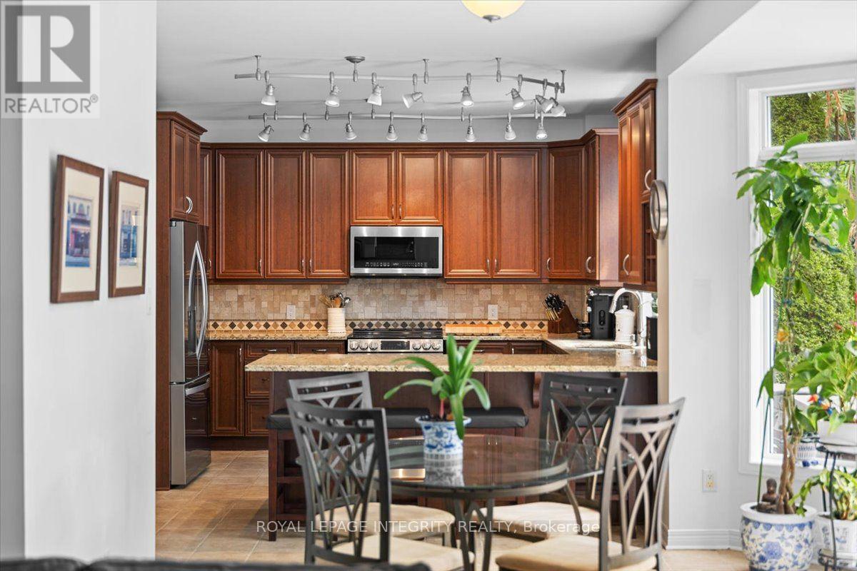 40 Bon Echo Crescent, Ottawa, ON - Indoor Photo Showing Dining Room