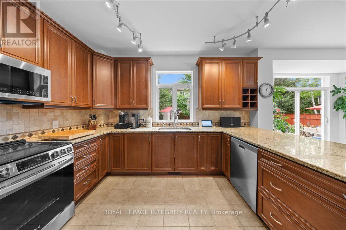 40 Bon Echo Crescent, Ottawa, ON - Indoor Photo Showing Kitchen