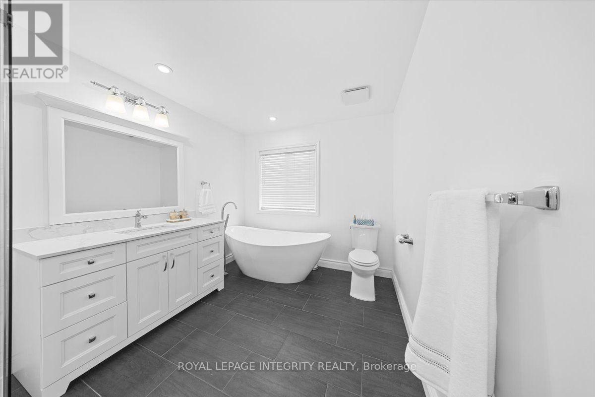 40 Bon Echo Crescent, Ottawa, ON - Indoor Photo Showing Bathroom