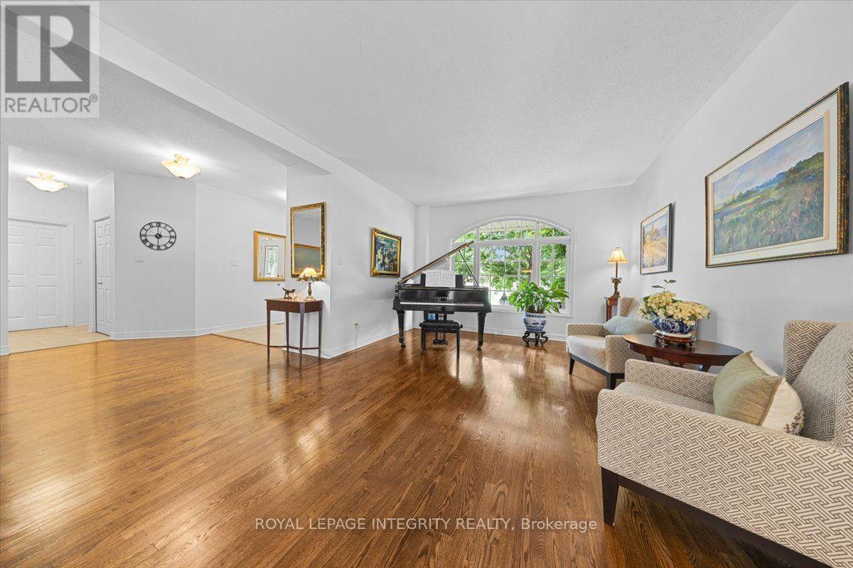 40 Bon Echo Crescent, Ottawa, ON - Indoor Photo Showing Living Room