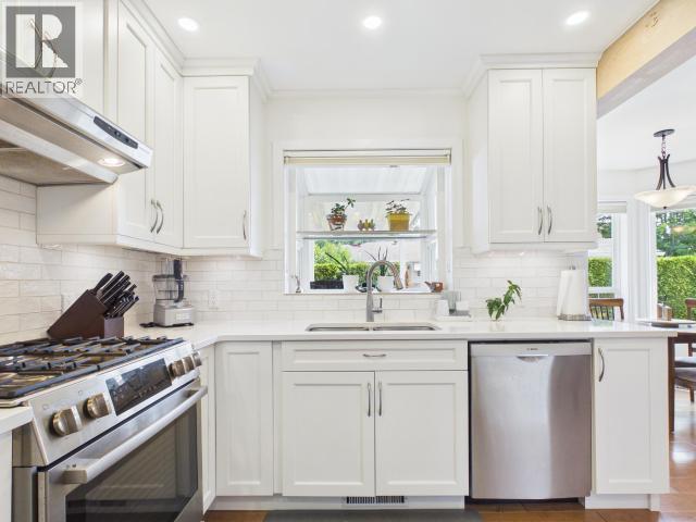 3400 Ontario Ave, Powell River, BC - Indoor Photo Showing Kitchen With Double Sink With Upgraded Kitchen