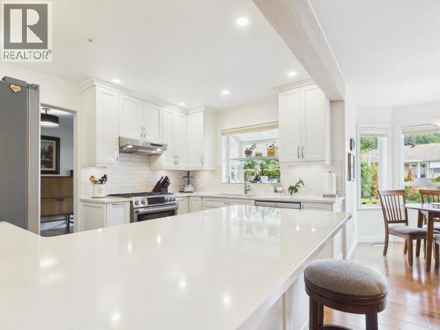 3400 Ontario Ave, Powell River, BC - Indoor Photo Showing Kitchen With Upgraded Kitchen