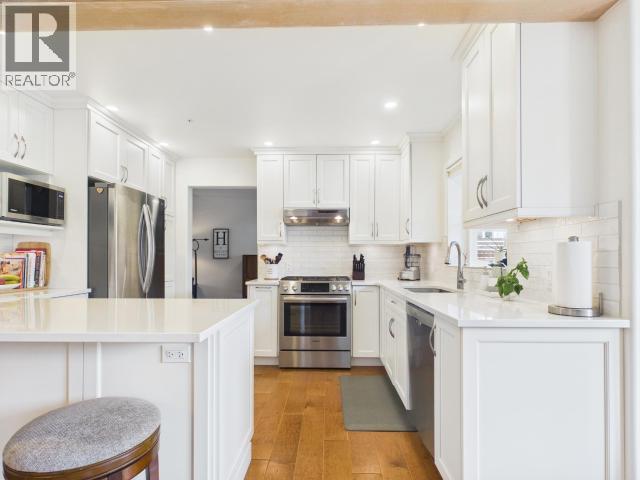3400 Ontario Ave, Powell River, BC - Indoor Photo Showing Kitchen With Upgraded Kitchen