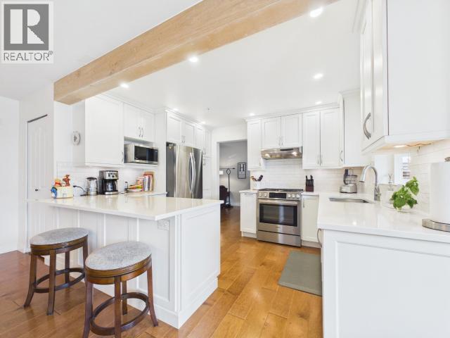 3400 Ontario Ave, Powell River, BC - Indoor Photo Showing Kitchen With Upgraded Kitchen
