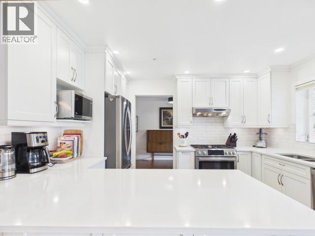 3400 Ontario Ave, Powell River, BC - Indoor Photo Showing Kitchen With Upgraded Kitchen