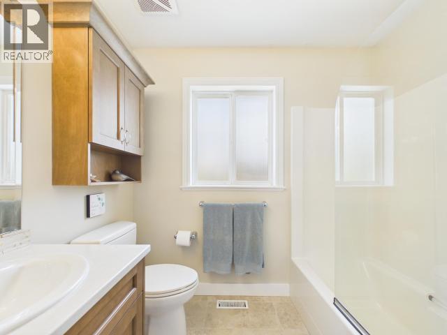 3400 Ontario Ave, Powell River, BC - Indoor Photo Showing Bathroom